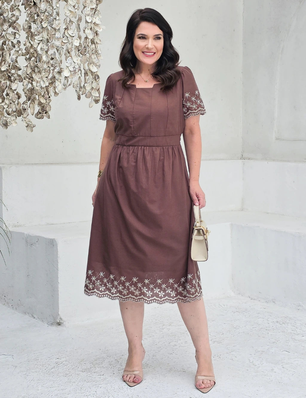 Vestido Midi Bordado Barrado Marrom
