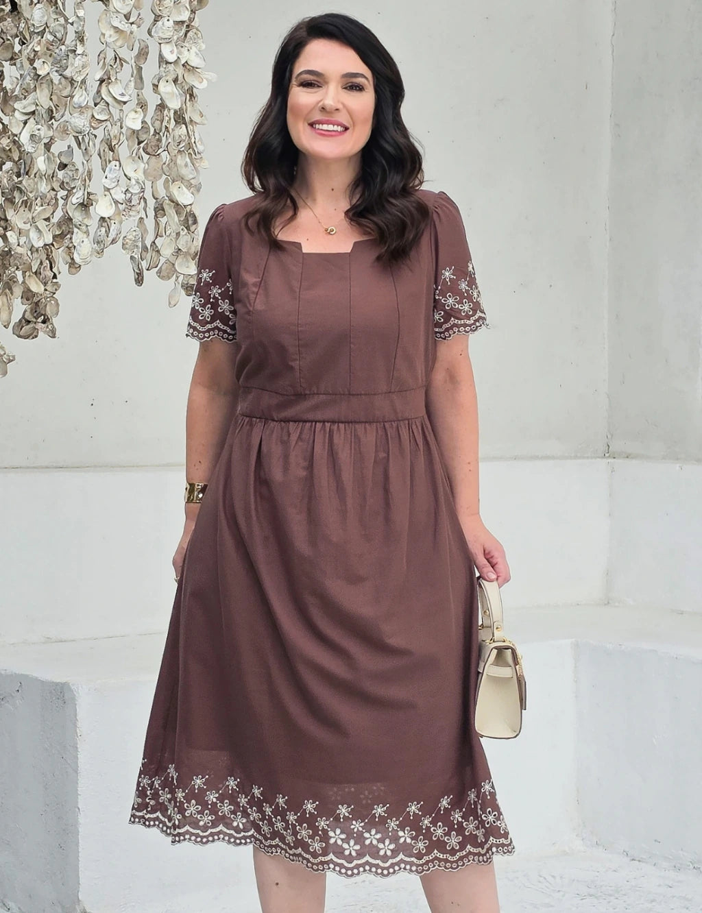 Vestido Midi Bordado Barrado Marrom