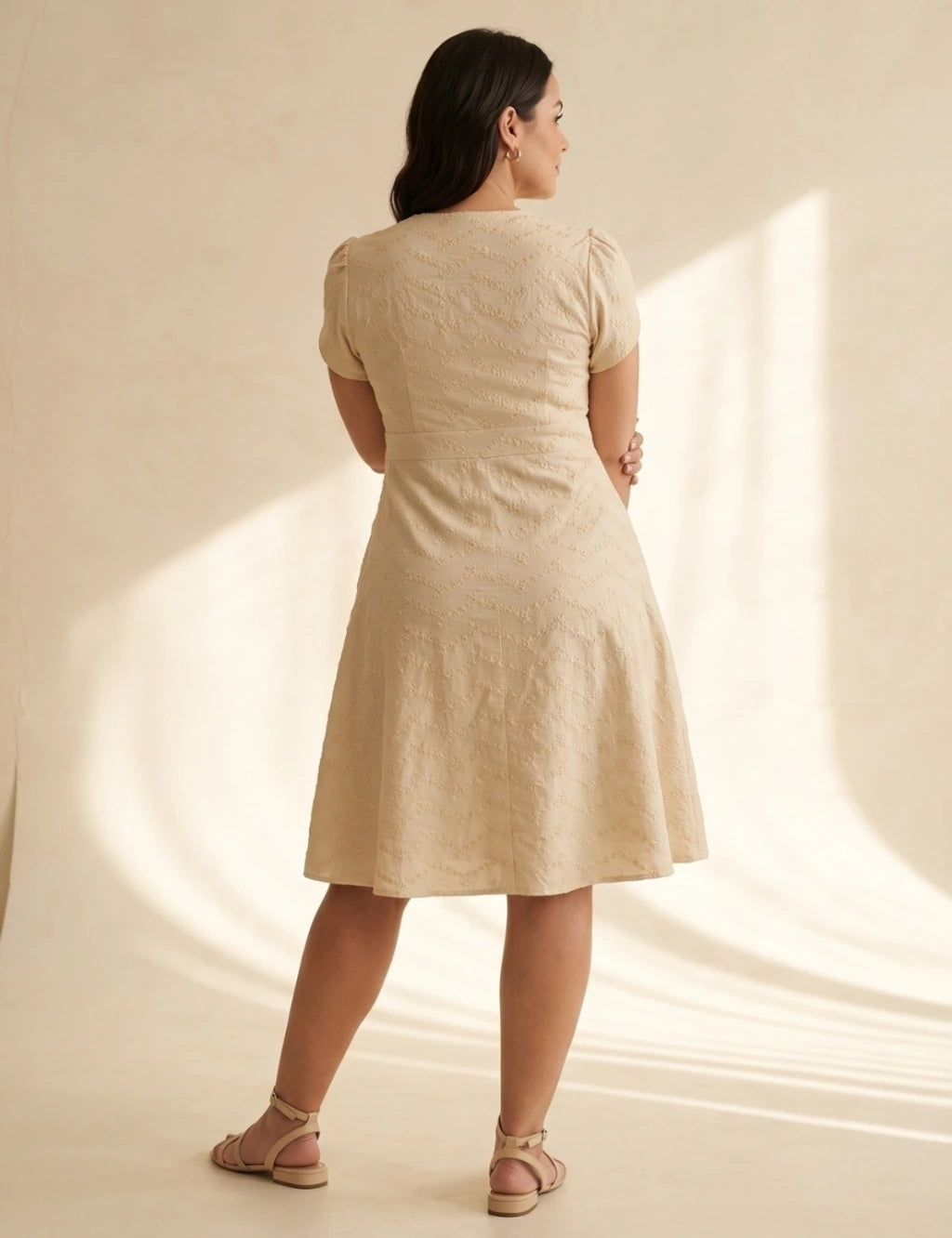 Vestido Curto Bordado Decote Princesa Amarelo