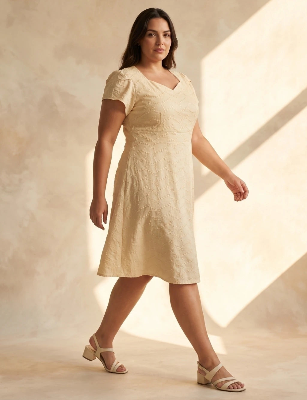 Vestido Curto Bordado Decote Princesa Amarelo