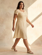 Vestido Curto Bordado Decote Princesa Amarelo