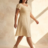 Vestido Curto Bordado Decote Princesa Amarelo